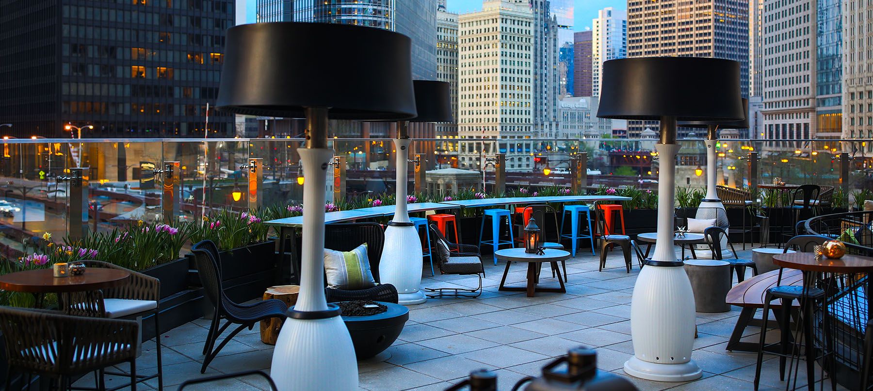 Chicago Rooftop Cocktail Bar Raised An Urban Rooftop Bar chicago-rooftop-cocktail-bar-raised-an-urban-rooftop-bar
